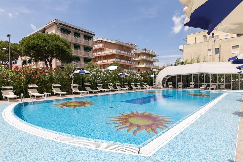 Universal Hotel Червия Экстерьер фото