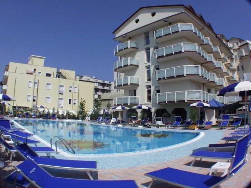 Universal Hotel Червия Экстерьер фото