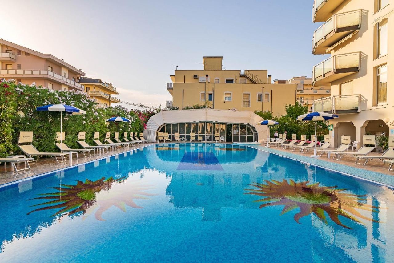 Universal Hotel Червия Экстерьер фото