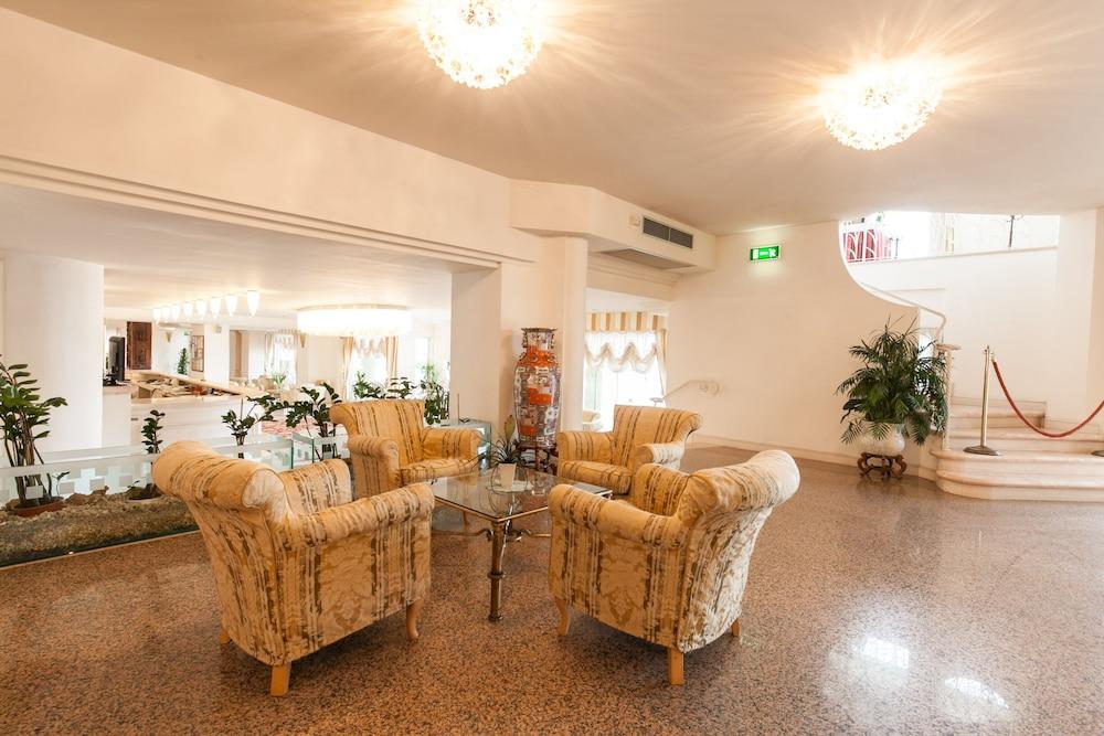 Universal Hotel Червия Экстерьер фото