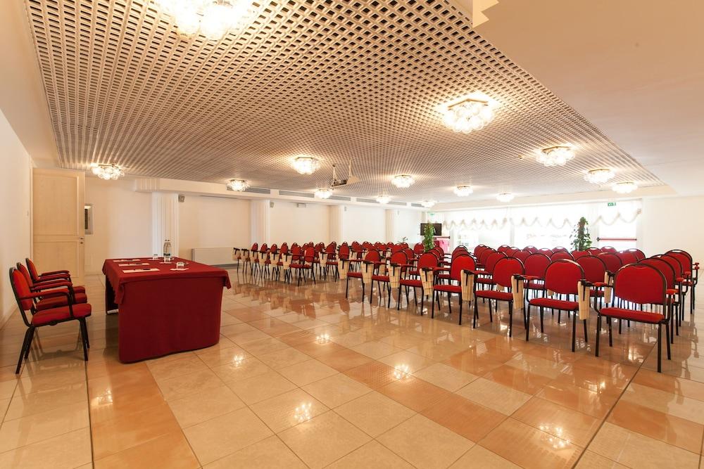 Universal Hotel Червия Экстерьер фото