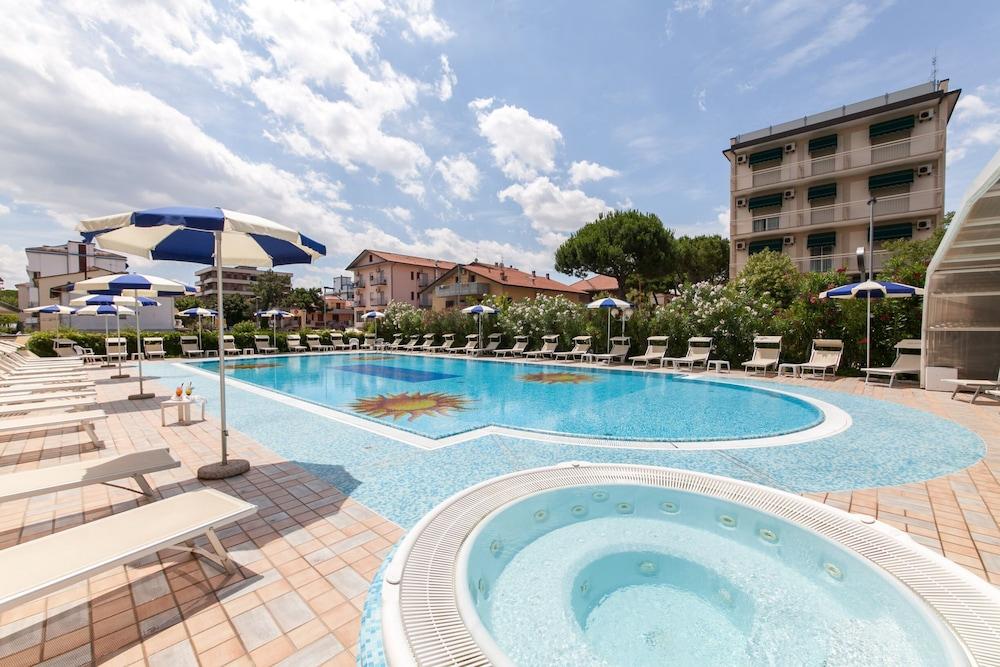 Universal Hotel Червия Экстерьер фото