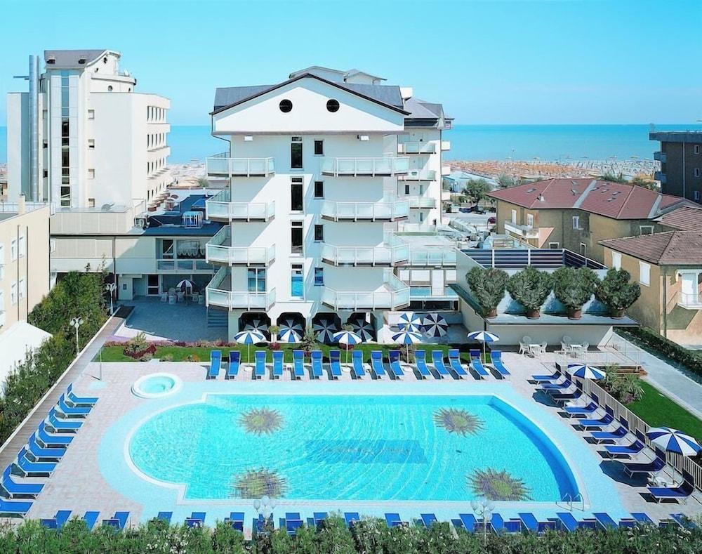 Universal Hotel Червия Экстерьер фото