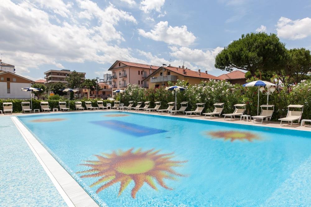 Universal Hotel Червия Экстерьер фото