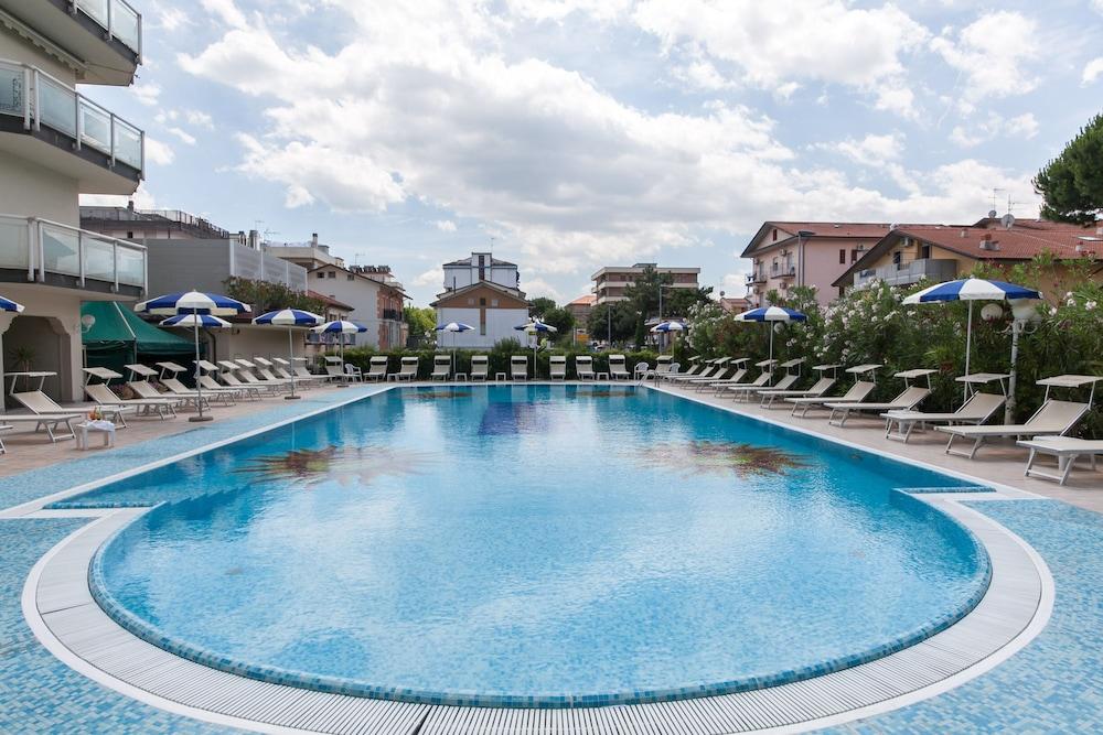 Universal Hotel Червия Экстерьер фото