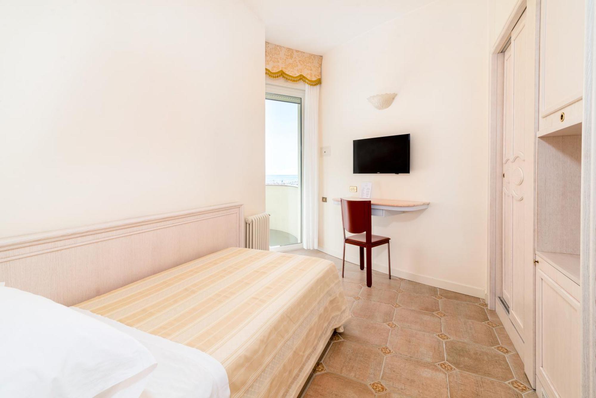 Universal Hotel Червия Экстерьер фото